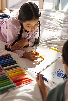 포토 JPG 여자 남자 어린이라이프 어린이 엎드리기 가족 휴식 실내 남매 소녀 소년 상반신 취미 두명 옆모습 뒷모습 10대 침실 이불 한국인 침대 가족라이프 그리기 스케치북 크레파스 남동생 누나 국내포토 라이프스타일 뷰포인트 가구 컨셉 관계 침구 모션 청소년 학용품 사람 동양인 내부 동생 파일형식