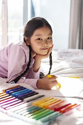 포토 JPG 여자 어린이라이프 어린이 엎드리기 휴식 실내 한명 소녀 상반신 취미 옆모습 10대 햇빛 턱괴기 침실 이불 한국인 침대 그리기 스케치북 크레파스 소녀한명만 국내포토 1 라이프스타일 뷰포인트 가구 컨셉 침구 모션 청소년 학용품 사람 동양인 내부 태양 여자한명만 소녀만 파일형식