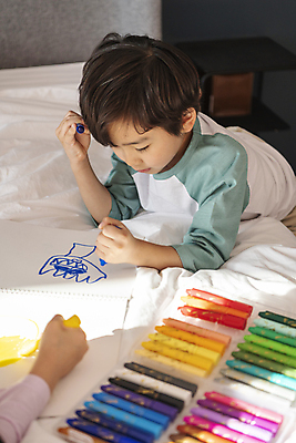 포토 JPG 손 남자 어린이라이프 어린이 엎드리기 휴식 실내 한명 들기 소년 취미 앞모습 옆모습 신체부위 침실 이불 한국인 침대 그리기 스케치북 크레파스 소년한명만 국내포토 1 라이프스타일 뷰포인트 가구 컨셉 침구 모션 학용품 사람 동양인 내부 남자한명만 소년만 파일형식