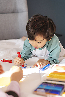 포토 JPG 손 남자 어린이라이프 어린이 엎드리기 가족 휴식 실내 한명 들기 소년 상반신 취미 앞모습 신체부위 침실 이불 한국인 침대 그리기 소프트포커스 스케치북 크레파스 소년한명만 국내포토 1 라이프스타일 뷰포인트 가구 컨셉 관계 침구 모션 학용품 촬영기법 사람 동양인 내부 남자한명만 소년만 파일형식