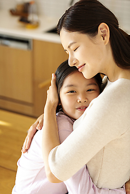 포토 JPG 우먼라이프 응시 여자 딸 행복 어린이 가족 안기 포옹 모녀 엄마 실내 미소 소녀 상반신 성인 두명 옆모습 아웃포커스 10대 30대 눈감음 한국인 가족라이프 즐거움 여자만 쓰다듬기 국내포토 라이프스타일 시선 감정 뷰포인트 관계 모션 청소년 촬영기법 표정 사람 동양인 내부 장년 파일형식