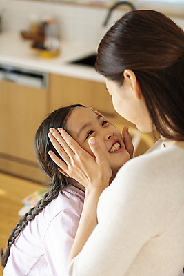 포토 JPG 우먼라이프 응시 여자 딸 행복 어린이 가족 안기 모녀 엄마 실내 미소 웃음 소녀 상반신 성인 두명 옆모습 뒷모습 아웃포커스 10대 30대 한국인 가족라이프 볼 즐거움 감싸기 여자만 쓰다듬기 국내포토 라이프스타일 시선 감정 뷰포인트 관계 모션 청소년 촬영기법 표정 사람 동양인 내부 신체부위 장년 파일형식