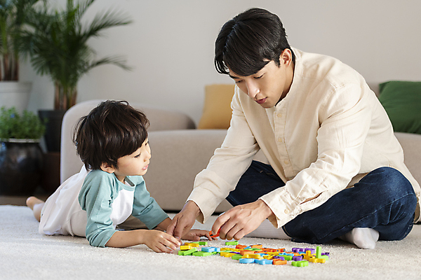 포토 JPG 전신 남자 아들 어린이 엎드리기 맨라이프 거실 가족 놀이 실내 앉기 소년 성인 두명 앞모습 옆모습 30대 블록 한국인 가족라이프 아빠 즐거움 부자지간 남자만 국내포토 라이프스타일 감정 뷰포인트 관계 모션 사람 동양인 내부 장년 파일형식