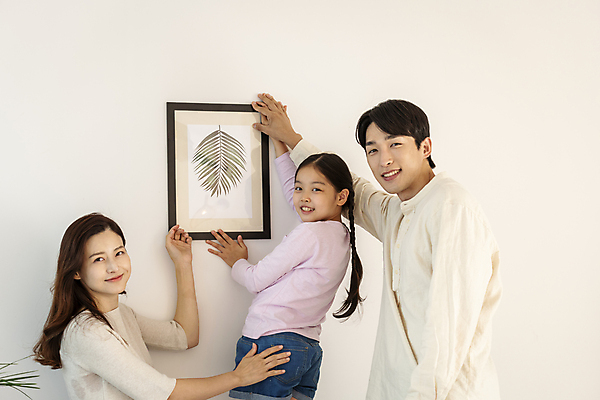 포토 JPG 응시 여자 남자 딸 행복 어린이 벽 액자 거실 가족 엄마 실내 미소 들기 소녀 상반신 성인 옆모습 뒷모습 10대 세명 30대 한국인 가족라이프 아빠 즐거움 그림 걸기 국내포토 라이프스타일 시선 감정 뷰포인트 관계 모션 청소년 표정 사람 동양인 내부 장년 파일형식