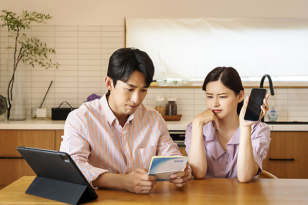 포토 JPG 부부 응시 여자 남자 가족 실내 들기 앉기 상반신 성인 두명 앞모습 30대 스마트폰 태블릿 턱괴기 한국인 가족라이프 찡그림 고민 통장 부부라이프 성인만 속상함 국내포토 라이프스타일 커플 시선 감정 뷰포인트 관계 모션 표정 사람 동양인 내부 장년 금융 전자제품 핸드폰 스마트기기 파일형식