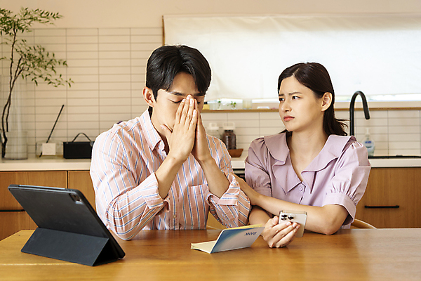포토 JPG 부부 응시 여자 남자 가족 실내 들기 앉기 상반신 성인 두명 앞모습 30대 스마트폰 태블릿 눈감음 한국인 가족라이프 찡그림 고민 걱정 통장 손모으기 위로 힘듦 부부라이프 성인만 속상함 국내포토 라이프스타일 커플 시선 감정 뷰포인트 컨셉 관계 모션 표정 사람 동양인 손짓 내부 장년 금융 전자제품 핸드폰 스마트기기 파일형식