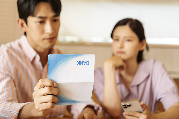 포토 JPG 부부 응시 여자 남자 가족 실내 들기 앉기 상반신 성인 두명 앞모습 아웃포커스 30대 스마트폰 턱괴기 한국인 가족라이프 찡그림 고민 통장 부부라이프 성인만 국내포토 라이프스타일 커플 시선 감정 뷰포인트 관계 모션 촬영기법 표정 사람 동양인 내부 장년 금융 핸드폰 스마트기기 파일형식