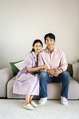 포토 JPG 전신 응시 여자 남자 행복 가족 실내 미소 앉기 성인 두명 앞모습 옆모습 30대 팔짱 기댐 한국인 가족라이프 즐거움 부부라이프 성인만 국내포토 라이프스타일 시선 감정 뷰포인트 관계 모션 표정 사람 동양인 내부 장년 파일형식