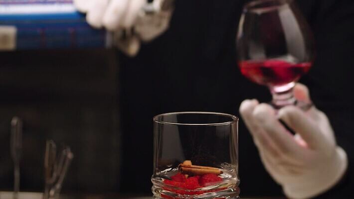 라이프스타일 계절 음료 유리 불 휴가 휴식 주류 실내 따뜻함 관리 파티 축제 힘 흐름 축하 알코올 신선 바 뜨거움 붓기 닫기 수증기 갈증 회전 만들기 산딸기 바텐더 돌리기 되감기 시나몬 유흥 4K MP4 해외동영상 클립영상 자연요소 컨셉 과일 모션 재질 이벤트 내부 생활 동영상 파일형식