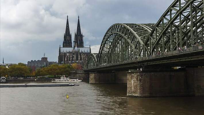 구름 유럽 종교 여행 건축양식 독일 항해 파노라마 사람없음 건물 파란색 강 도시풍경 성당 교회 여행객 탑 가을 도시 보트 역사 심볼 북쪽 타운 첨탑 스카이라인 천연기념물 고딕 랜드마크 옛날 쾰른 4K 타임랩스 MOV 해외동영상 클립영상 자연요소 건축물 계절 건축 나라 컬러 배_교통 종교건축 촬영기법 사람 풍경 방향 동영상 파일형식