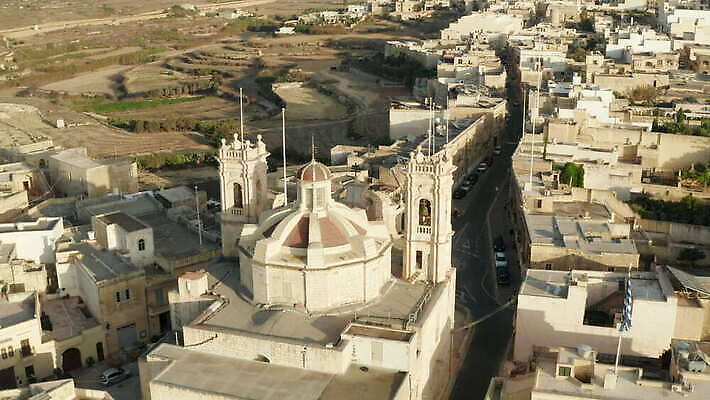 외관 유럽 여행 건축양식 휴가 거리 사람없음 야외 건물 도시풍경 갈색 마을 도시 역사 지중해 정사각형 타운 랜드마크 몰타섬 옛날 조감도 코로나바이러스 비어있는 4K 락다운 설정숏 MOV 해외동영상 클립영상 도형 건축물 건축 나라 바다 컬러 섬 촬영기법 풍경 바이러스 몰타 동영상 파일형식