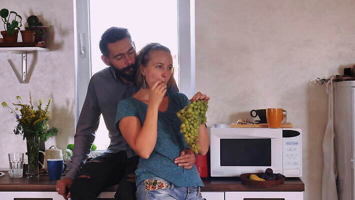 백인 라이프스타일 커플 남자 행복 과일 가족 관계 포도 수염 주택 실내 대화 사랑 미소 사람 앉기 내부 두명 장식 30대 금발 유행 주방 신혼여행 플랫 콧수염 즐거움 리빙 내추럴 채팅 힙스터 밀레니얼 4K MOV 해외동영상 클립영상 서양인 헤어스타일 패션 감정 결혼 모션 표정 말하기 건물 생활 장년 경제 동영상 파일형식