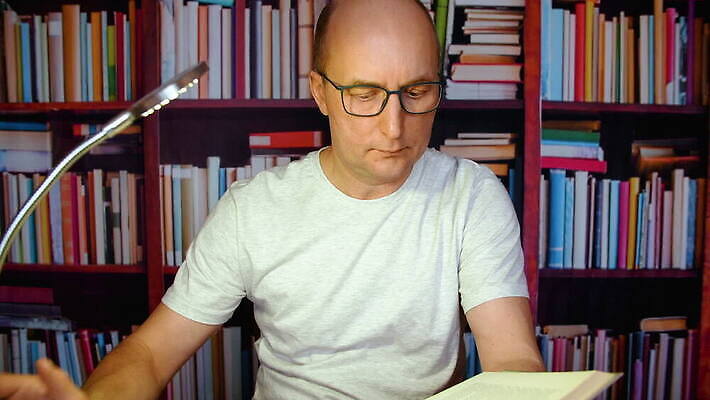 교육 안경 컨셉 생각 비즈니스 탁자 책장 실내 한명 성인 취미 책 빛 학습 독서 정보 램프 작업 역사 도서관 저녁 수집 스마트 읽기 검색 기회 문학 백과사전 보관소 지능 출판 흥미 문해 MOV 해외동영상 클립영상 1 잡화 가구 모션 조명 사람 내부 야간 저장 사전 동영상 파일형식