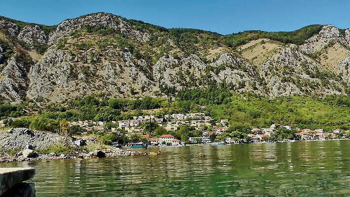 유럽 호수 바다 컬러 여행 요트 건축양식 자연 하늘 휴가 산 거리 주택 파노라마 사람없음 야외 건물 초록색 물 반사 마을 항구 맑음 도시 만 보트 작음 지중해 포트 타운 랜드마크 몬테네그로 MOV 해외동영상 클립영상 자연요소 건축물 건축 나라 배_교통 교통시설 날씨 촬영기법 크기 생태계 동영상 파일형식