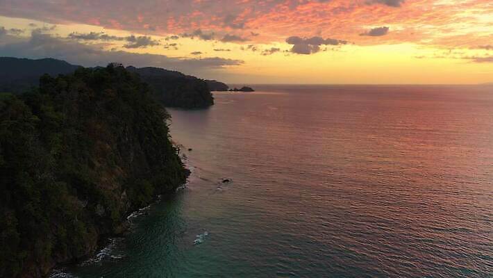 나무 바다 자연 하늘 사람없음 야외 초록색 물 일출 일몰 새벽 저녁 숲 열대우림 생태계 동영상 항공촬영 드론 코스타리카 파라다이스 수평선 4K MOV 해외동영상 클립영상 자연요소 식물 뷰포인트 컬러 노을 중앙아메리카 야간 파일형식