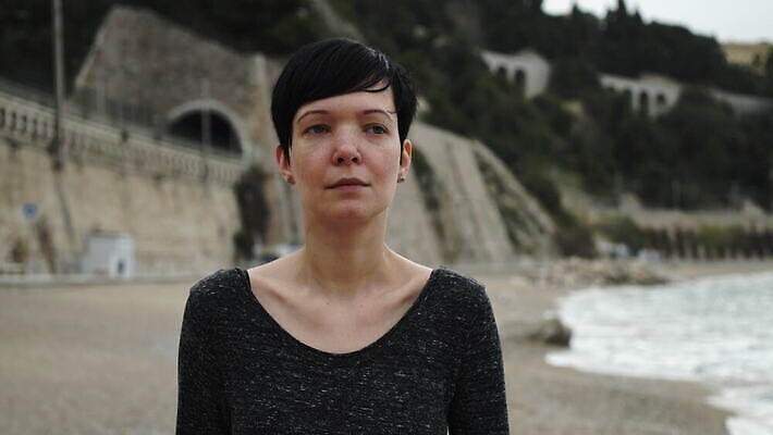 주간 백인 드레스 여자 유럽 파도 바다 여행 겨울 휴가 휴식 한명 야외 30대 파란색 항구 봄 회색 프랑스 가을 우아함 지중해 만족 장면 주근깨 프랑스어 두더지 랜드마크 미안 배려 우울감 우울증 유럽연합 프로방스 4K MOV 해외동영상 클립영상 자연요소 서양인 문자 1 옷 계절 감정 나라 컬러 컨셉 교통시설 사람 장년 점 질병 사죄 동영상 파일형식