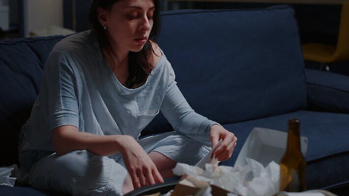 종이 스트레스 아파트 금융 독서 외침 고통 분노 짜증 메시지 뉴스 실패 좌절 고독 편지 불안 알림 고민 걱정 문서 공지사항 문제 긴장 계산서 파산 대출 빚 우울증 트러블 혼자 4K MOV 해외동영상 클립영상 감정 컨셉 주택 경제 소리 질병 동영상 파일형식