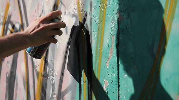 라이프스타일 손 디자인 남자 문화 벽 컬러 백그라운드 컨셉 패턴 벽지 표면 추상 벽돌 거리 미술 컬러풀 페인트 도시 업무 거친 캔 그래피티 심볼 그림 질감 예술가 화가 분무기 그런지 실행 에어로졸 옛날 콘크리트 스타일 MOV 해외동영상 클립영상 직업 무늬 문화예술 사람 생활 신체부위 작업 낙서 동영상 파일형식