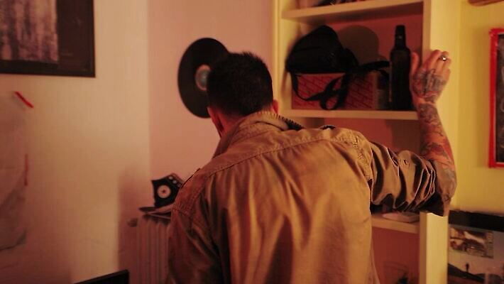 백인 라이프스타일 남자 감정 얼굴 백그라운드 스트레스 주택 한명 사람 소년 성인 슬픔 표현 실패 좌절 고독 충돌 버리기 고민 문제 빈털터리 나쁜 깨짐 우울증 위기 트러블 헬프 혼자 4K MP4 해외동영상 클립영상 서양인 1 어린이 컨셉 모션 건물 생활 신체부위 도움 질병 동영상 파일형식