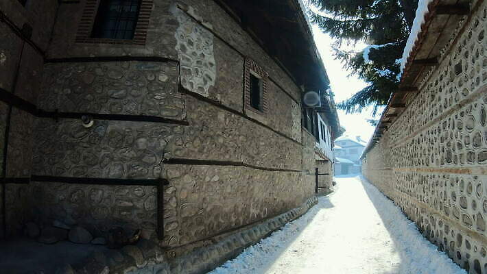 전통 유럽 여행 백그라운드 겨울 건축양식 하늘 호텔 휴가 스키 산 거리 주택 사람 풍경 사람없음 건물 파란색 걷기 상점 맑음 카페 바위 시골 신선 도시 역사 보행로 타일 시설 휴양지 타운 랜드마크 불가리아 옛날 4K 반스코 MOV 해외동영상 클립영상 건축물 계절 건축 나라 길 컬러 모션 숙소 날씨 겨울스포츠 장소 돌_바위 동영상 파일형식 남유럽