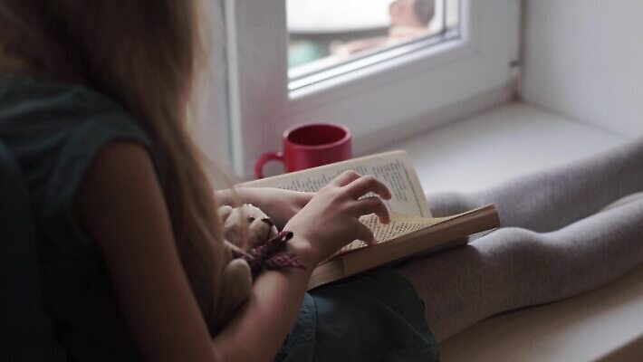 여자 교육 어린이 창문 실내 한명 사람 앉기 책 컵 독서 곰인형 MOV 해외동영상 클립영상 1 식기 인형 모션 내부 동영상 파일형식