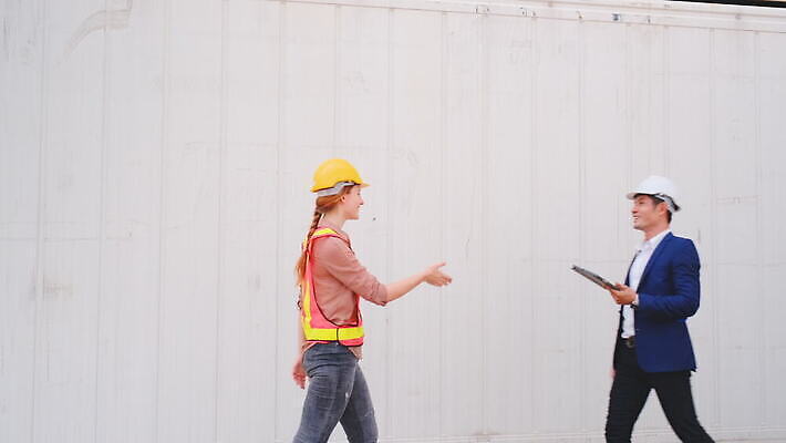 직업 산업 비즈니스 공장 노동자 직장 대화 안전 사람 야외 두명 글로벌 화물 업무 엔지니어 감독 헬멧 컨테이너 스마트 창고 서비스 경영자 라디오 상업 시스템 수납 포트 공학 물류 경영 분배 수입 제어 터미널 4K MOV 해외동영상 클립영상 교육 컨셉 회사 공업 말하기 전자제품 운송업 작업 기술자 보호장비 리더 동영상 파일형식