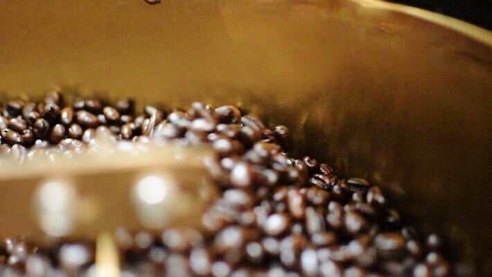 전통 산업 커피 음료 음식 농업 모션 자연 콩 씨앗 사람없음 갈색 노란색 쌓기 금속 어둠 기계 카페 신선 뜨거움 낟알 굽기 가득함 묘사 언덕 유기농 질감 회전 아로마 향 에스프레소 내추럴 냉각기 방법 섞기 신발장 아라비카 카페인 MOV 해외동영상 클립영상 식물 웰빙 컬러 재질 곡류 상점 구이 생태계 동영상 파일형식