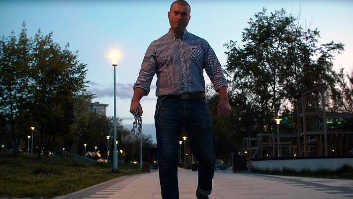 백인 공원 남자 무기 얼굴 전등 사람 금속 힘 분노 잡기 도시 폭력 범죄 야간 저녁 위험 공격 무서움 충돌 위협 싸움 나쁜 압력 폭행 호러 4K MOV 해외동영상 클립영상 자연요소 서양인 공공시설 감정 컨셉 모션 재질 조명 신체부위 사회이슈 공포 동영상 파일형식