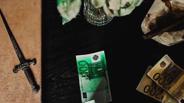 직업 손 남자 종이 백그라운드 지폐 돈 비즈니스 성공 사람 정장 사람없음 금융 사무실 검은색 어둠 거래 저축 유로 잡기 악단 비즈니스맨 시장 재산 고급 구매 책상 주기 투자 만들기 결제 딜러 계산서 단검 월급 빚 마피아 부정부패 세금 카운트 4K MP4 해외동영상 클립영상 옷 무기 음악 컬러 가구 컨셉 모션 신체부위 경제 쇼핑 직장인 검 동영상 파일형식