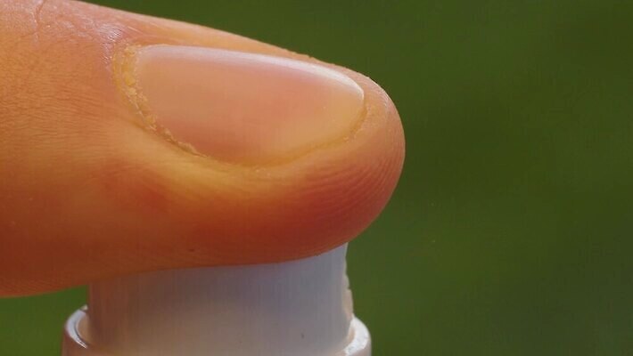 손 백그라운드 손가락 모션 치료 환경 화장품 젖음 흰색 물방울 긴급 신선 투명 액체 닫기 상품 향수 오브젝트 아로마 스프레이 분무기 펌프 데오드란트 돌봄 압력 압축 위생관리 MOV 해외동영상 슬로모션 클립영상 컬러 의학 촬영기법 관리 신체부위 뷰티 동영상 파일형식