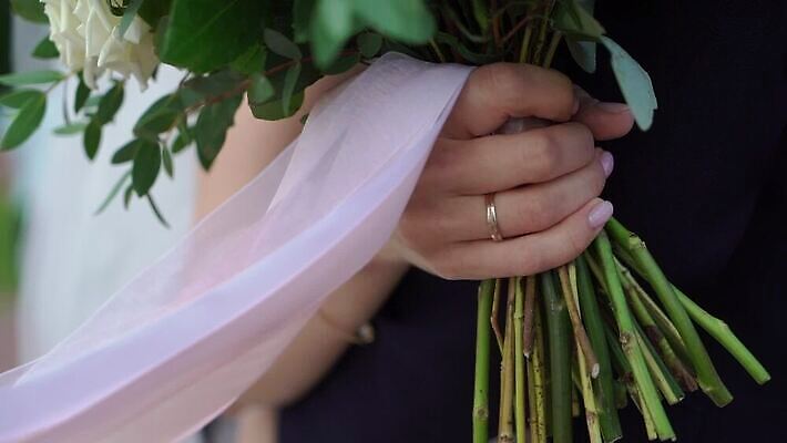 백인 라이프스타일 여자 부케 결혼 결혼식 사랑 들기 귀여움 MOV 해외동영상 클립영상 서양인 감정 꽃다발 컨셉 모션 사람 이벤트 생활 동영상 파일형식