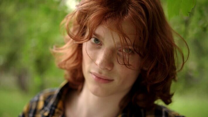 백인 모델 1 학생 라이프스타일 응시 공원 남자 유럽 얼굴 포즈 셔츠 바람 한명 사람 소년 성인 야외 10대 유행 도시 시원함 생강 몽상가 스타일 힙스터 MP4 해외동영상 클립영상 자연요소 서양인 시선 공공시설 패션 나라 어린이 상의 채소 청소년 날씨 생활 신체부위 동영상 파일형식