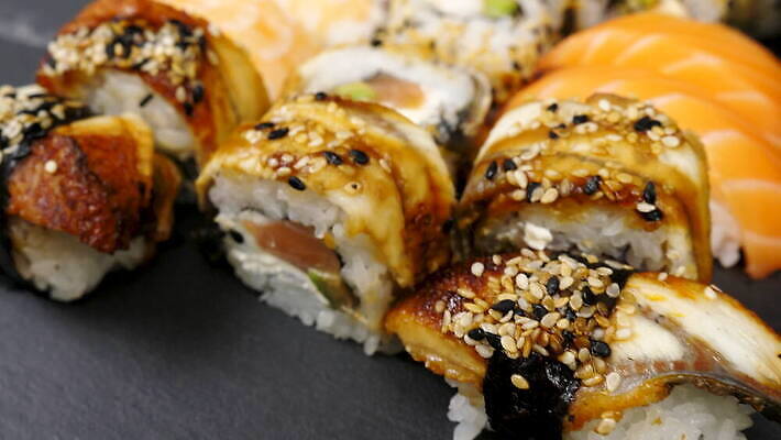 전통 접시 아시아 음식 백그라운드 다이어트 밥 새우 건강 어류 요리 동양인 사람없음 빨간색 주방 식당 일본 요리사 검은색 식사 저녁식사 초밥 회 흰색 신선 해조류 닫기 맛 김 고추냉이 참치 먹기 해산물 날것 롤 연어 생강 아보카도 점심식사 대두 맛있는 4K MOV 해외동영상 클립영상 직업 식기 나라 컬러 컨셉 채소 과일 모션 갑각류 인종 상점 수중동물 양념 해양식물 동영상 일본음식 파일형식