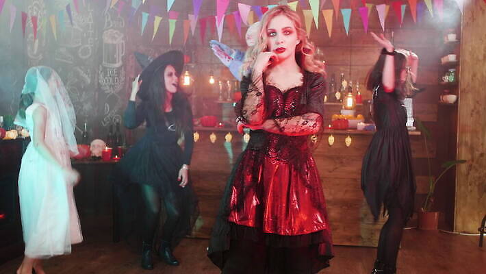 캐릭터 드레스 옷 여자 음악 백그라운드 휴가 전등 조명 사람 성인 장식 친구 금발 섹시 파티 황혼 할로윈 춤 바 혈액 야간 위험 무서움 유혹 마녀 변장 10월 흡혈귀 나쁜 호러 4K MOV 해외동영상 클립영상 자연요소 헤어스타일 감정 컨셉 관계 문화예술 이벤트 일몰 날짜 공포 동영상 파일형식