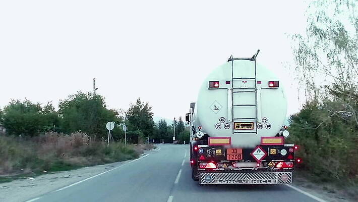 산업 도로 컨셉 비즈니스 교통시설 사람없음 일출 운전 에너지 트럭 화물 흰색 시골 액체 고속도로 운전사 기름 휘발유 석유 위험 큼 컨테이너 무역 탱크 연료 가스 짐차 무거움 트레일러 디젤 실린더 유조선 MOV 해외동영상 클립영상 직업 길 음식 컬러 교통 모션 자동차 노을 운송업 무게 크기 시설 동영상 파일형식