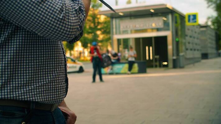백인 남자 무기 얼굴 한명 사람 힘 분노 잡기 도시 폭력 범죄 칼 닫기 전철 역 위험 공격 무서움 충돌 위협 싸움 나쁜 압력 폭행 호러 4K MOV 해외동영상 클립영상 서양인 1 감정 육상교통 컨셉 교통시설 모션 대중교통 신체부위 사회이슈 공포 동영상 파일형식