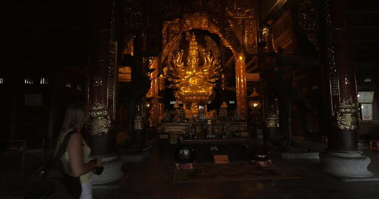 백인 손 아시아 종교 문화 불교 실내 미술 사람 성인 사람없음 내부 장식 조각상 여행객 카메라 사찰 황금 베트남 슛 신성 방문 랜드마크 신앙심 전국 제단 4K MOV 해외동영상 클립영상 서양인 나라 종교건축 문화예술 신체부위 전자제품 조형물 동남아시아 동영상 파일형식