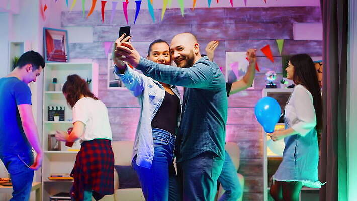 학생 여자 남자 행복 음악 탁자 전등 아파트 함께함 실내 웃음 사람 친구 스마트폰 청춘 뷰티 파티 우정 기쁨 방 모임 축하 알코올 플랫 닫기 야간 셀프카메라 디스코 주말 대머리 사교적 4K MOV 해외동영상 클립영상 자연요소 헤어스타일 감정 가구 컨셉 관계 모션 문화예술 조명 주택 표정 이벤트 내부 핸드폰 스마트기기 사진촬영 춤 동영상 파일형식