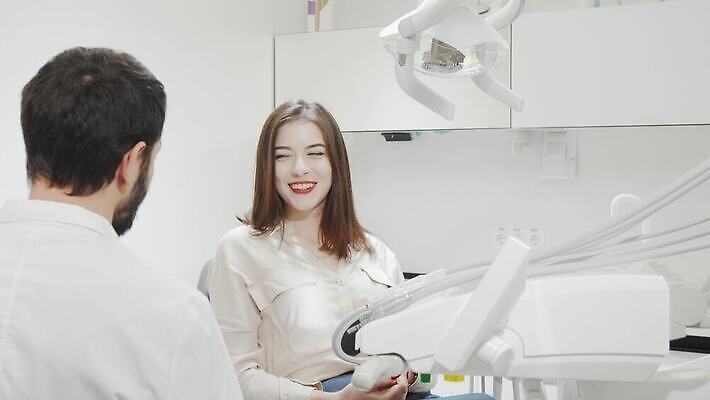 직업 남자 의자 실내 건강 치과 병원 미소 웃음 두명 치료 약 거울 환자 의사 작업 입 치아 청소 치과의사 치과용품 방문 보험 틀니 돌봄 위생관리 치아교정 치위생사 4K 구강학 MOV 해외동영상 클립영상 가구 의학 모션 표정 관리 사람 내부 신체부위 의료진 의료용품 소화기관 교정 동영상 파일형식 생활용품 의료기기 장기 신체 오브젝트