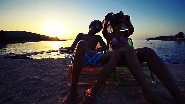 백인 모델 모자 학생 라이프스타일 여자 행복 바다 여행 모바일 휴식 미소 사람 소년 여름 스마트폰 핸드폰 파티 카메라 사진촬영 일몰 기쁨 수확 셀프카메라 스마트 그림 셀프 MOV 해외동영상 클립영상 서양인 잡화 계절 남자 감정 어린이 컨셉 농업 표정 이벤트 생활 전자제품 스마트기기 노을 촬영 동영상 파일형식