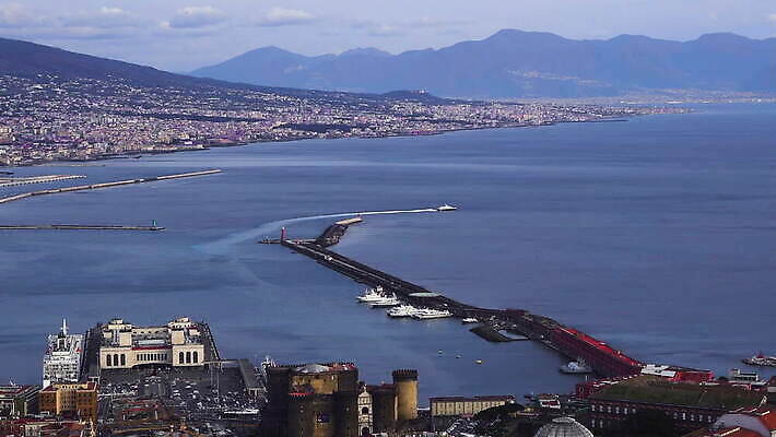 유럽 문화 바다 여행 건축양식 하늘 휴가 산 파노라마 풍경 사람없음 건물 물 도시풍경 항구 이탈리아 도시 만 보트 역사 재산 지중해 포트 타운 나폴리 랜드마크 옛날 MOV 해외동영상 클립영상 자연요소 건축물 건축 나라 배_교통 교통시설 촬영기법 금융 동영상 파일형식