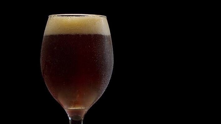 전통 라이프스타일 음료 유리 검은배경 맥주 사람없음 물 빛 갈색 파티 어둠 거품 추위 물방울 알코올 신선 투명 액체 닫기 시원함 갈증 가득함 상쾌 회전 돌리기 되감기 스카우트 맛있는 4K MP4 해외동영상 클립영상 자연요소 감정 컬러 백그라운드 모션 재질 주류 이벤트 생활 검은색 동영상 파일형식