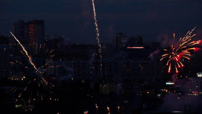 행복 컬러 백그라운드 하늘 불 추상 휴가 불꽃 기념 폭죽 미술 이벤트 사람없음 빨간색 빛 컬러풀 파티 축제 어둠 축하 야간 폭발 7월 4K MOV 해외동영상 클립영상 자연요소 감정 컨셉 무늬 문화예술 날짜 동영상 파일형식