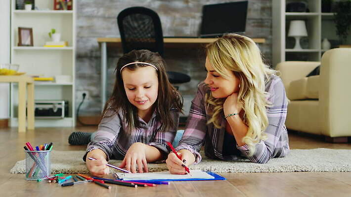 여자 딸 행복 어린이 엎드리기 거실 가족 놀이 엄마 바닥 함께함 실내 대화 사랑 미소 성인 두명 연필 그리기 그림 주말 돌봄 4K MOV 해외동영상 클립영상 감정 컨셉 관계 모션 학용품 표정 말하기 사람 내부 필기구 동영상 파일형식