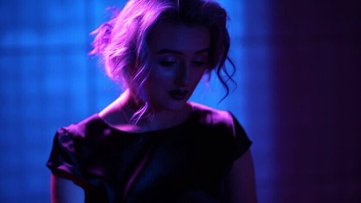 모델 디자인 분홍색 컬러 컨셉 실내 관리 미술 한명 파란색 빛 컬러풀 파티 유행 페인트 춤 제비꽃 디스코 네온 창백 MP4 해외동영상 클립영상 1 꽃 음악 문화예술 사람 이벤트 내부 동영상 파일형식