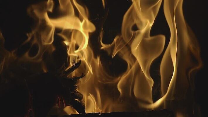 백그라운드 모션 검은배경 불 사람없음 목재 뜨거움 야간 위험 폭발 연소 점화 4K MOV 해외동영상 슬로모션 클립영상 자연요소 나무 컨셉 재료 촬영기법 검은색 동영상 파일형식