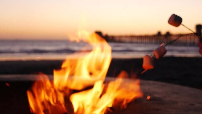파도 바다 불꽃 사람없음 물 여름 항구 미국 일몰 캠핑 반지 막대기 더위 모닥불 바비큐 굽기 캠핑장 캘리포니아 시멘트 토스트 연소 마시멜로우 4K 오션사이드 MP4 해외동영상 클립영상 자연요소 계절 음식 빵 북아메리카 장신구 교통시설 불 레저 날씨 디저트 노을 구이 동영상 파일형식