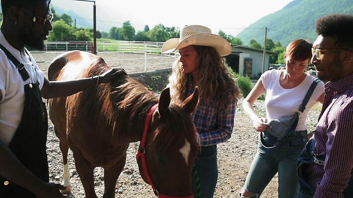 백인 한마리 라이프스타일 남자 대화 서기 사람 여러명 야외 목장 이탈리아 시골 밀짚모자 방목장 성인남자만 성인여자만 MOV 해외동영상 클립영상 서양인 모자_잡화 1 유럽 다수 모션 말하기 생활 동영상 남자만 여자만 성인만 파일형식