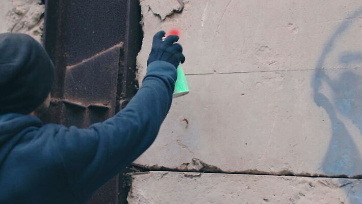 남자 문장 벽 거리 한명 사람 청년 야외 빨간색 페인트 손상 자유 기록 도시 범죄 그래피티 그림 스프레이 화가 분무기 에어로졸 항의 MOV 해외동영상 클립영상 직업 문자 1 컬러 컨셉 성인 낙서 동영상 파일형식