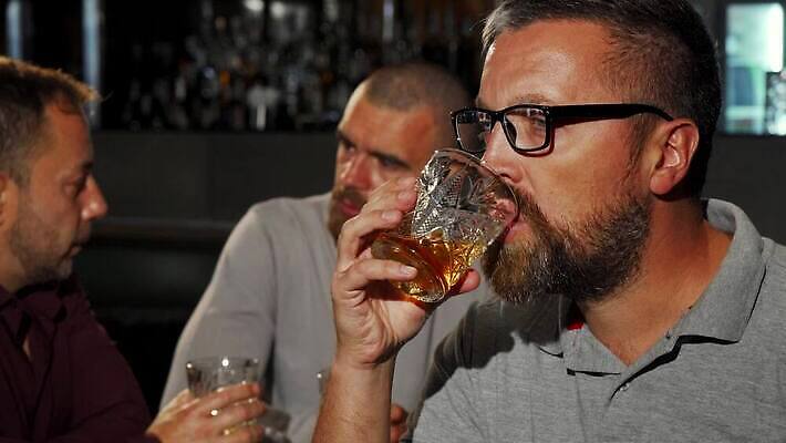 남자 행복 음료 비즈니스 휴가 휴식 미소 사람 세명 친구 독서 식당 축제 우정 모임 알코올 바 비즈니스맨 그룹 결합 긍정 주말 축배 소통 소셜 위스키 코냑 유흥 4K MOV 해외동영상 클립영상 감정 컨셉 관계 주류 표정 상점 와인 직장인 동영상 파일형식